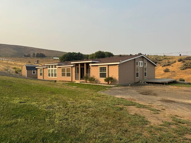 Foto del edificio - 4 Bed 3 Bath Home with Expansive Country V...