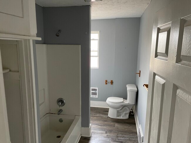Building Photo - 873 Chalker St