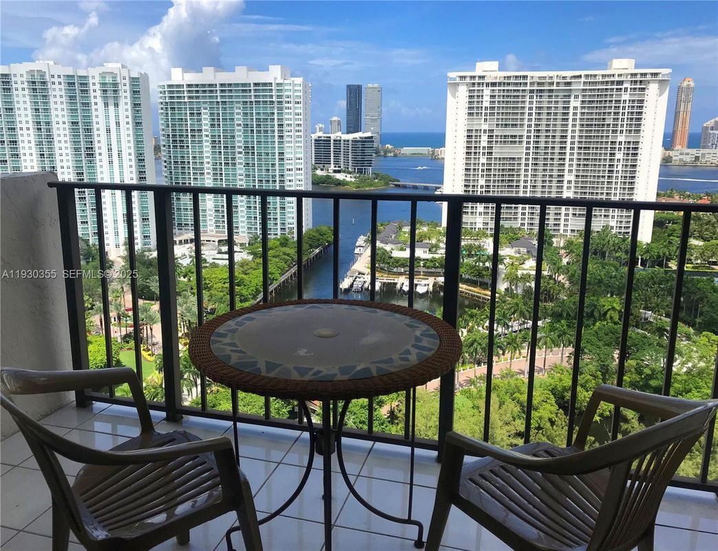 Foto del edificio - 18181 NE 31st Ct