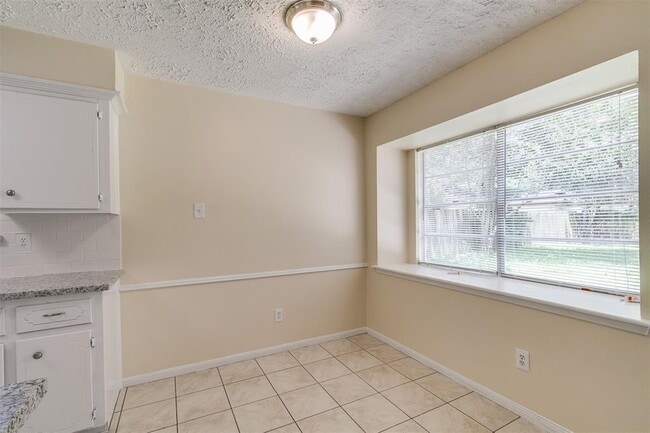 Building Photo - 22818 Canyon Lake Dr