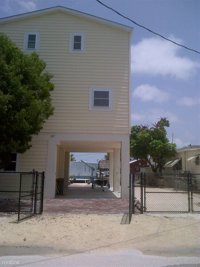 Building Photo - 3 br, 2.5 bath House - 215 Allen Ave Casa ...