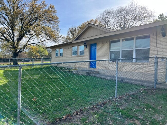 Duplex next to TWU with fenced yard! - 1807 Frame St