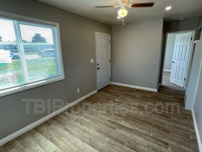 Foto del edificio - 7771 Philbin Ave