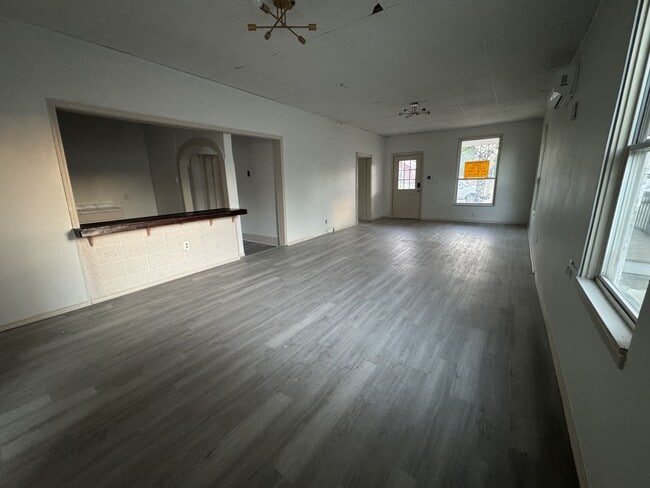 Building Photo - 621 E Harris Ave