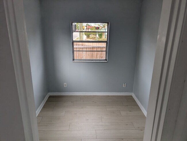 Building Photo - 1316 Holmes Ave