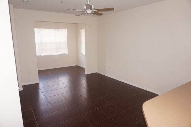 Building Photo - Spacious and Updated 1 Bedroom in Villa Valencia