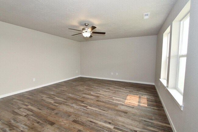 Building Photo - Spacious Home w/Open Floor-Plan