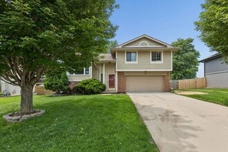 Building Photo - 2402 King Dr