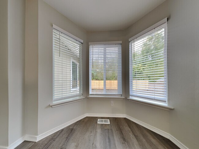 Foto del edificio - 5485 Trosper Lake St SW