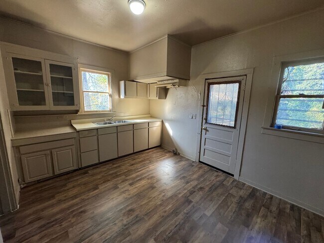 Building Photo - Cute 3 Bedroom Home