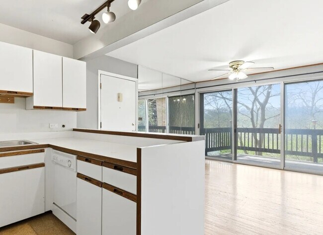Foto del edificio - 5511 E Lake Dr