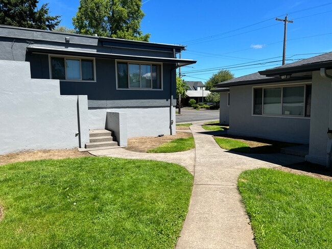 Building Photo - Extra Large / Close-In 2 Bedroom! Hardwood Floors, In-Unit Washer/Dryer & Pet Friendly!