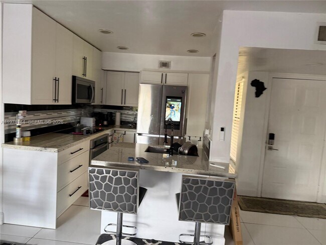 Building Photo - 20170 NE 3rd Ct