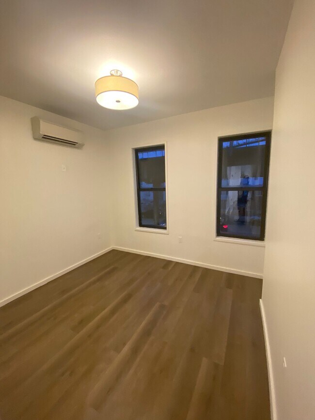 Foto del edificio - 796 McDonald Ave