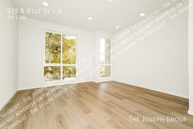 Photo - 939 N 91st St House