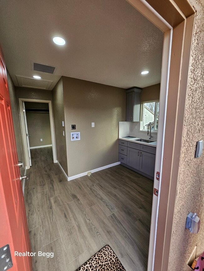 Building Photo - 2102 Black Rose Ln