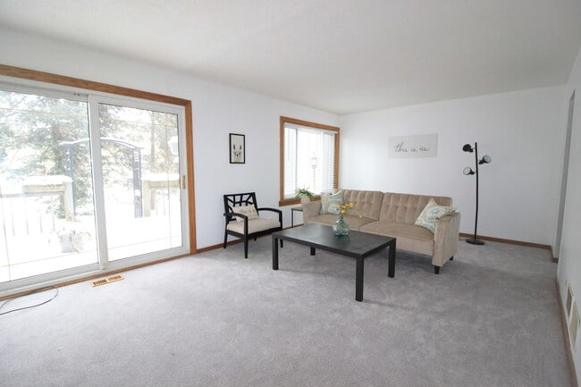 Foto del edificio - 493 Shadow Lake Bay