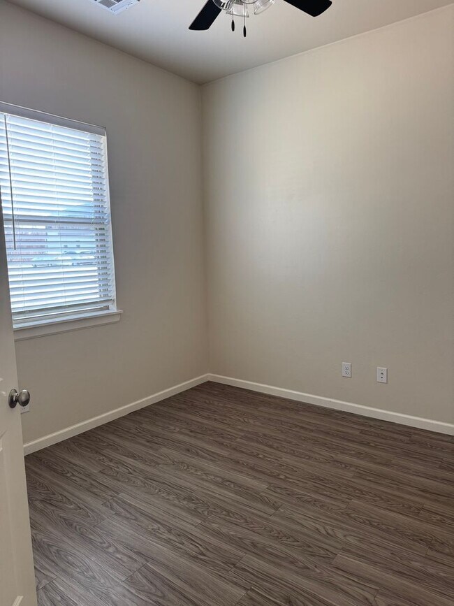 Foto del edificio - Charming 2 bed/2 bath in gated community The Enclave!