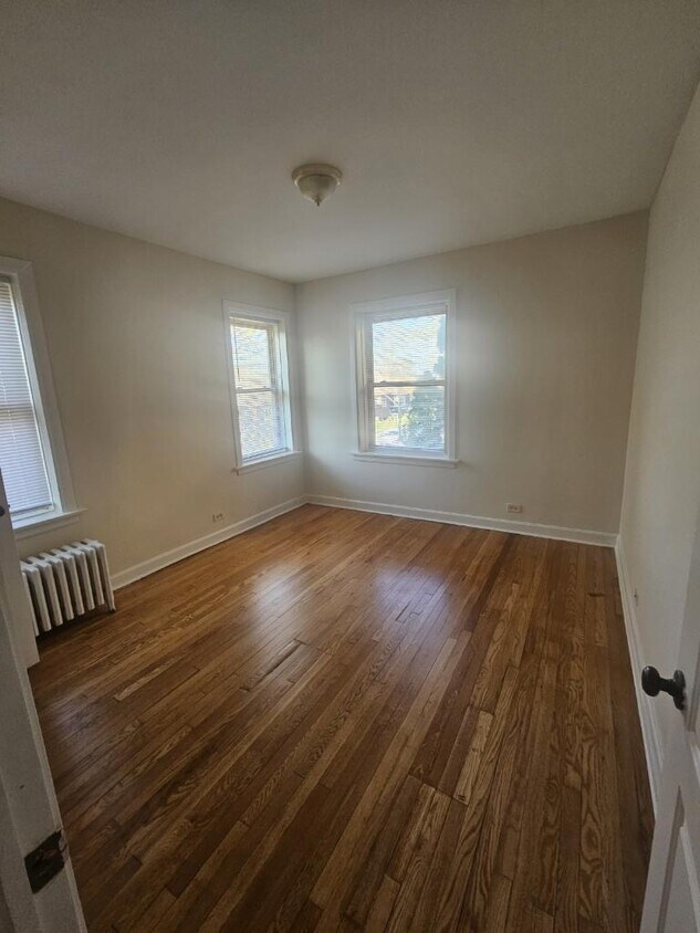 Primary Photo - Beautiful 1 Bed in Beverly - Heat & Gas In...