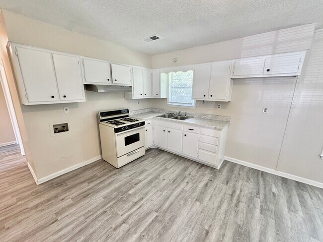 Building Photo - 3720 S Ridge Ave