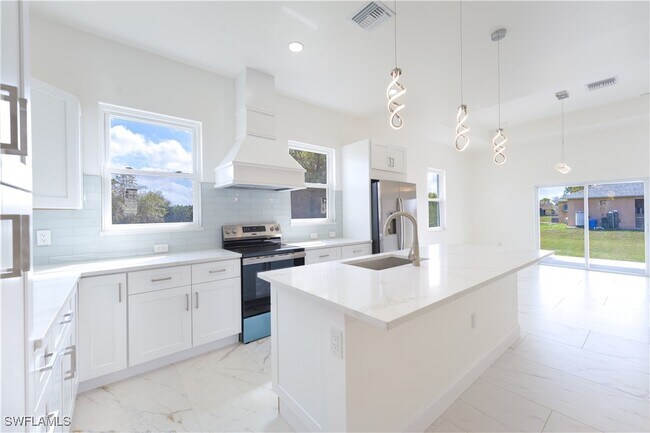 Building Photo - 2561 Sunniland Blvd