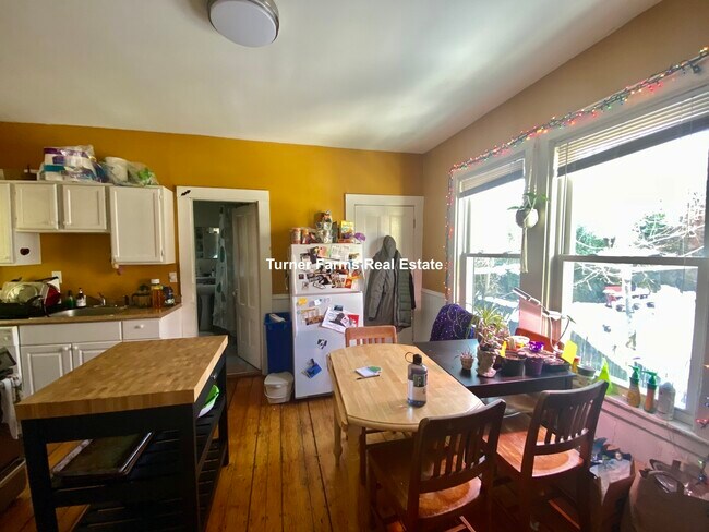 Building Photo - 44 Delle Ave