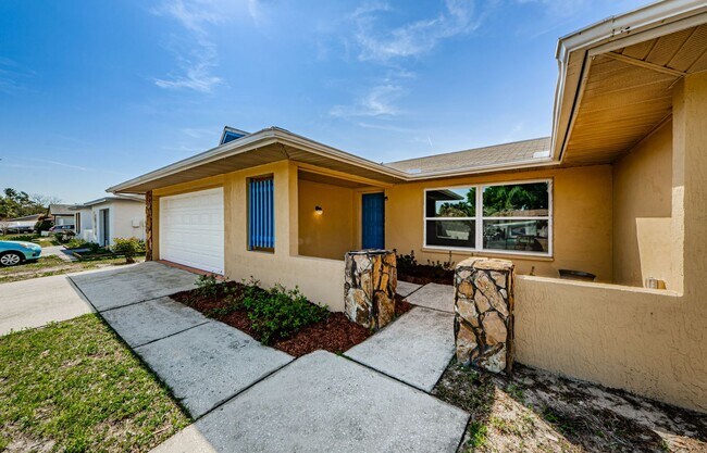 Building Photo - Beautiful 3 bed 2.5 bath Pool home