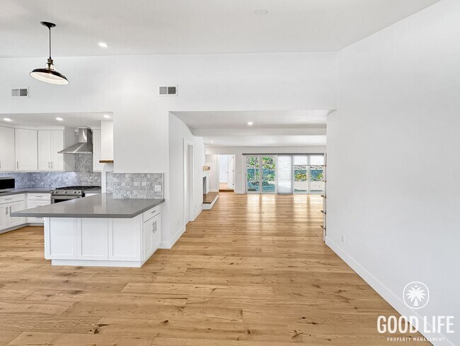 Foto del edificio - Stunning 3BR Home in Santa Ana with Private  Large Yard, Modern Upgrades & 2-Car Garage