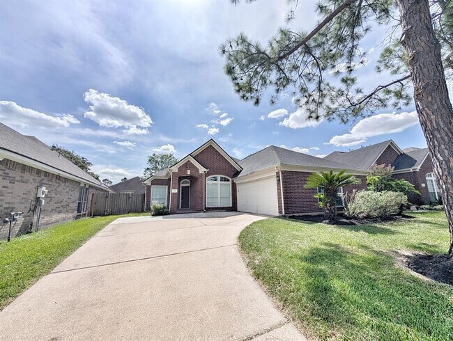 Building Photo - 3622 Englewood Dr