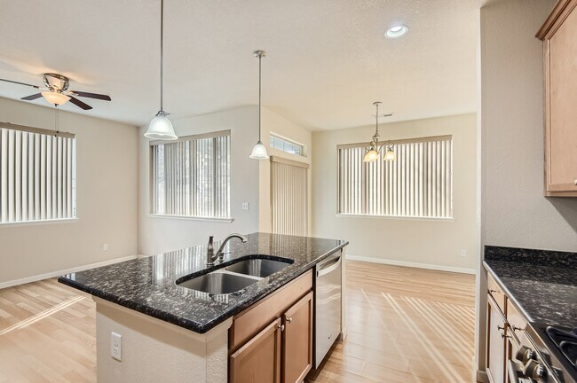 Foto del edificio - 9090 E Phillips Ln