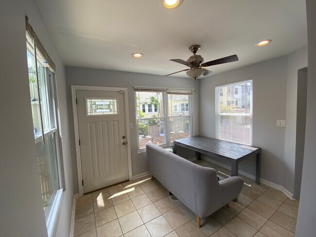 Terraza acristalada/comedor con puerta al patio trasero - 616 Lamont St NW