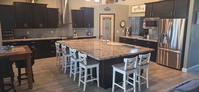 Cocina e isla - 23922 S Stoney Path Dr