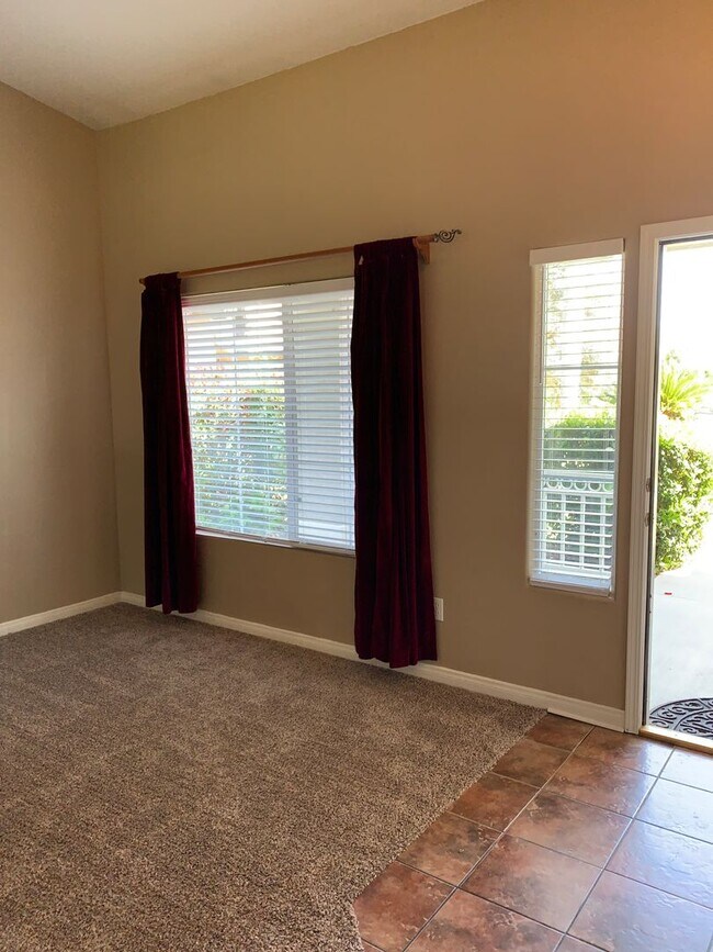 Foto del edificio - River Oaks Area Stockdale Highway & Buena Vista 93311 4+2 $2600