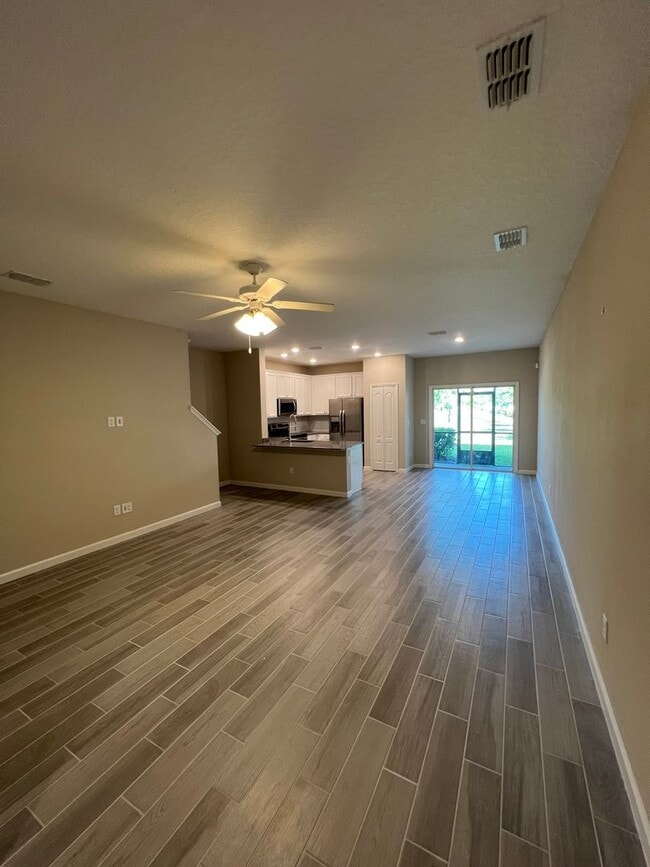 Building Photo - Newer Home just Minutes from Beach and May...