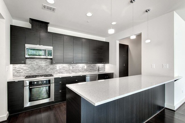 Building Photo - 3302 Lake St