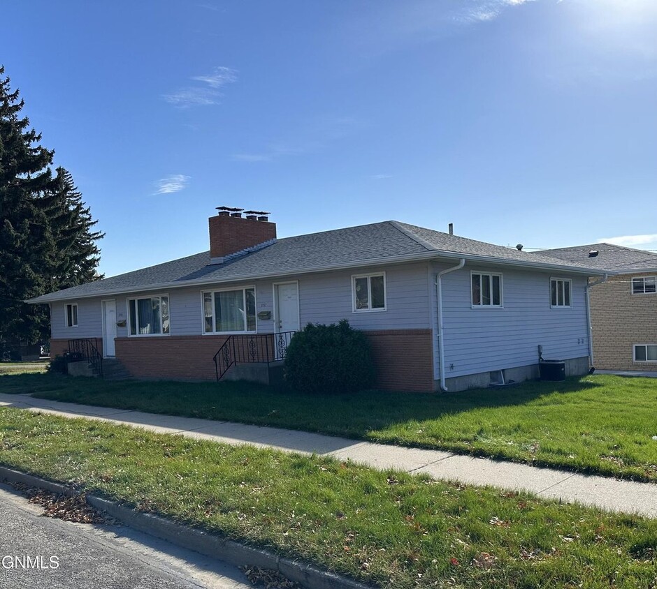 Primary Photo - Spacious 3 bedroom 2 bathroom side by side...