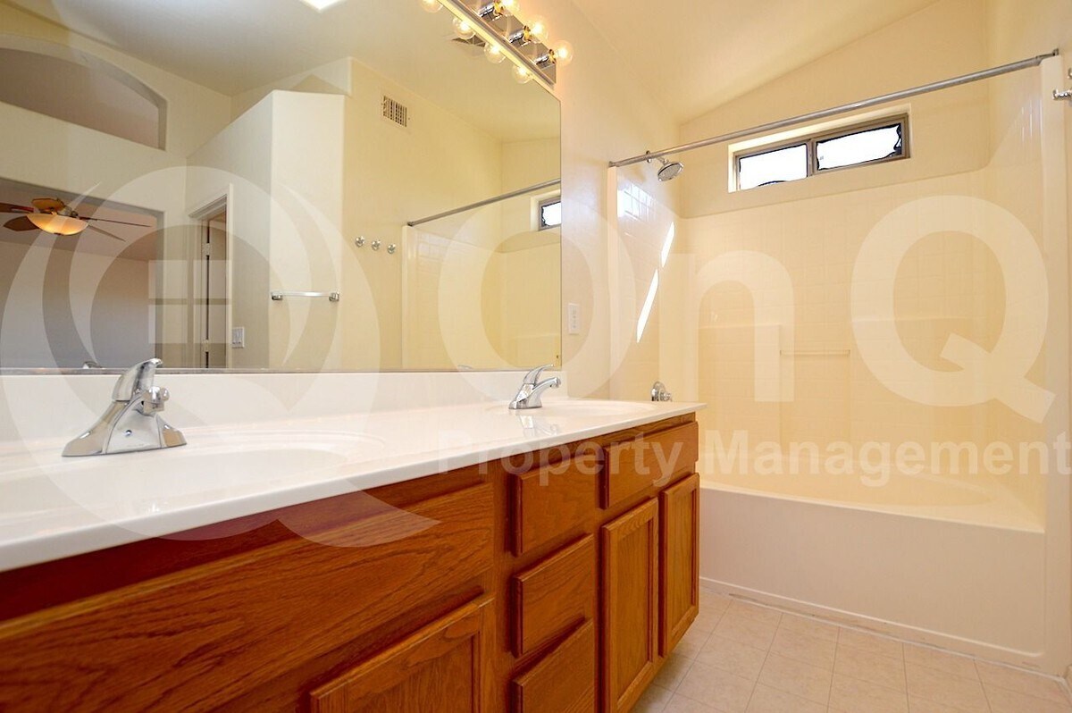 Foto principal - 10129 E Carmel Ave