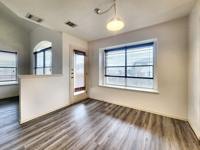 Foto del edificio - Inviting 3BR/2.5BA with Spacious Bedrooms & Great Outdoor Space