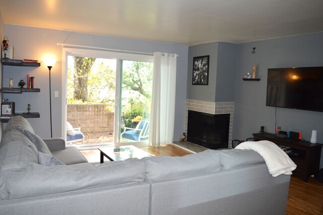 Foto del edificio - Updated Two Bedroom Condo with Views of th...