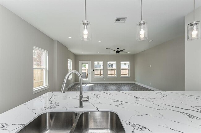 Foto del edificio - 3549 Dreyfus St