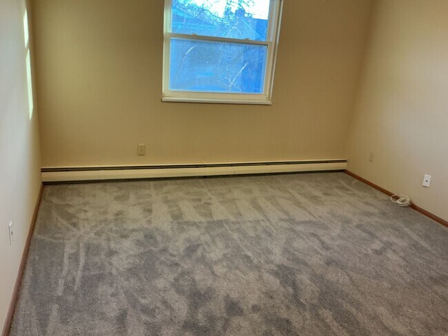 Foto del edificio - Spacious 2BR/1.5BA 2nd Floor Apartment in Brown Deer – Heat & Hot Water Included, Pool & Undergro...