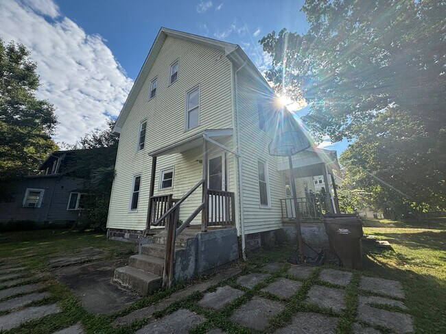 Foto del edificio - Massive Three Bedroom Home in Grove City