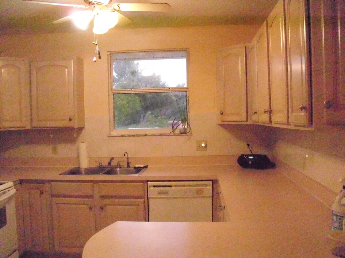 Primary Photo - 1662 Drew St