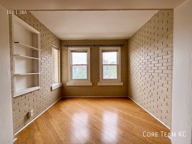 Building Photo - RLS Unit 301 in West Plaza