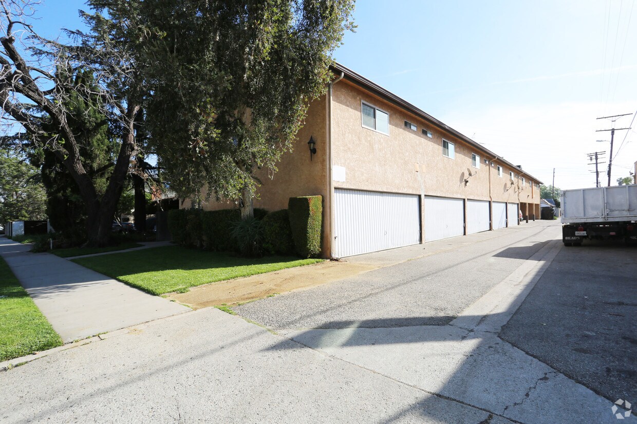 Primary Photo - 5616 Strohm Ave