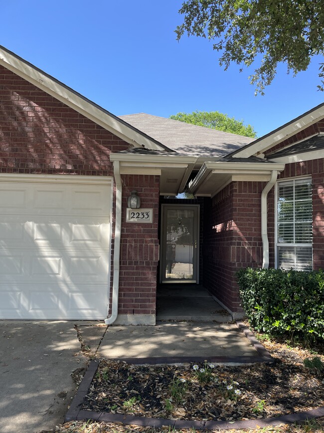 Foto del edificio - 2233 Tiffany Glenn Ct