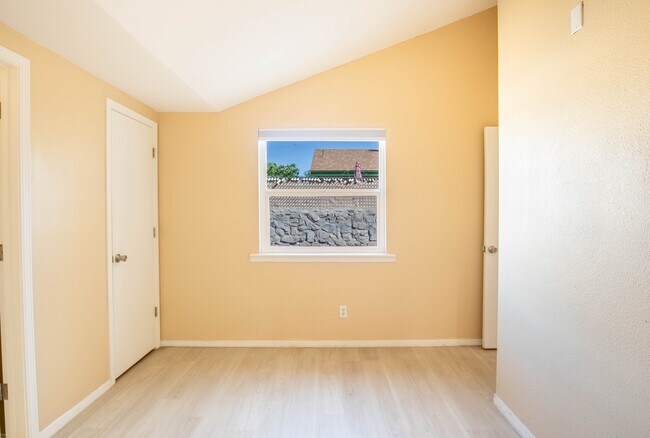 Building Photo - 623 Paula Pl