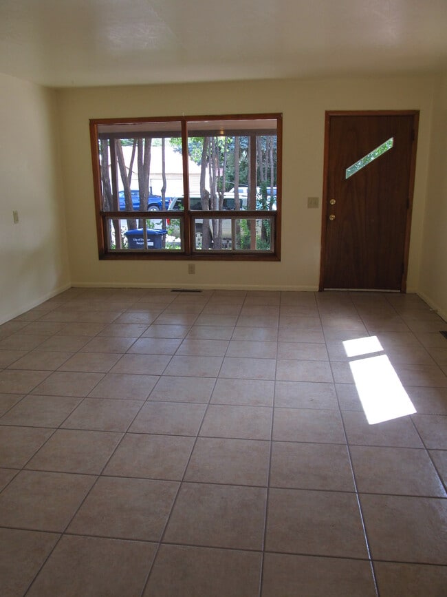 Foto del edificio - 301 E 5th St
