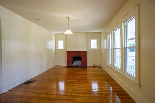 Building Photo - 2424 E Genesee St