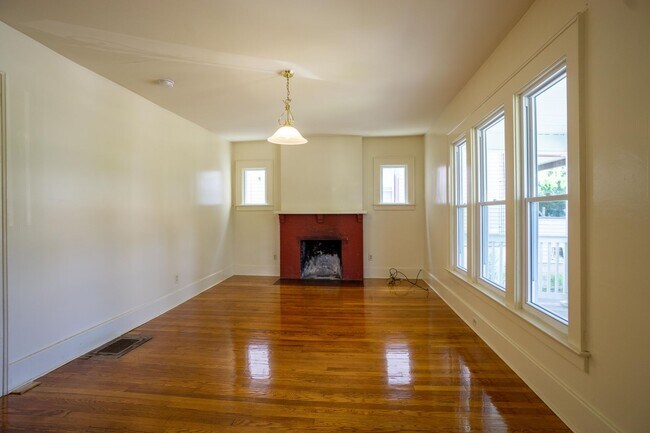 Foto del edificio - 2424 E Genesee St